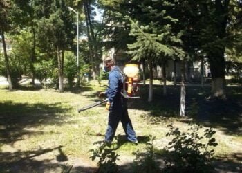 Продължава обработването на общински площи и обекти против кърлежи, комари и други вредители