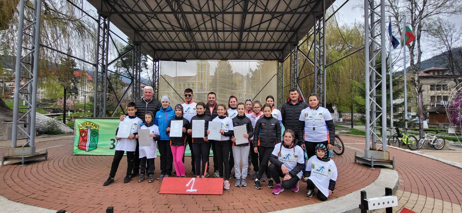 Екатерина Дафовска организира демонстрация по стрелба с лазерно оръжие от БФ Биатлон в родния си град