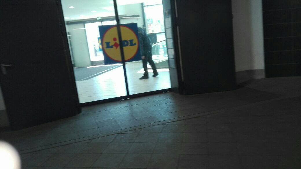 Екшън във Варна: 32-годишен опита да се самоубие в магазин на Лидл