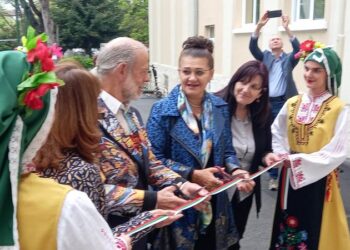 Търговската гимназия във Варна посрещна с празник дарителите Албена и Артър Спърлинг, създали уникалния интериор в училището (ВИДЕО И СНИМКИ)