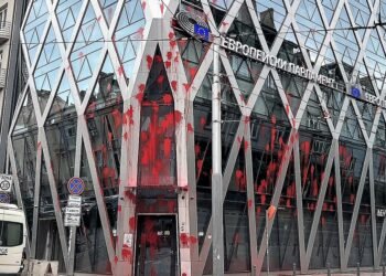 Протестиращи замеряха сградата на представителствата на Европейските институции в София