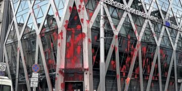 Протестиращи замеряха сградата на представителствата на Европейските институции в София