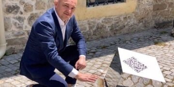 Кметът “помилва” дигитална котка по време на фестивала БУНА