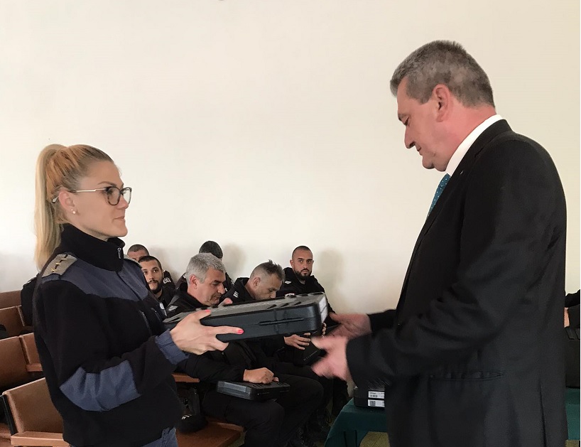 Заместник- министърът на вътрешните работи Николай Николов връчи нови служебни пистолети „Валтер“ в ОДМВР - Варна