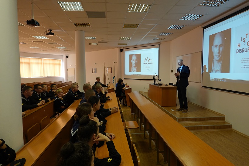 Популярен американски историк изнесе лекция за дезинформацията пред курсанти и преподаватели