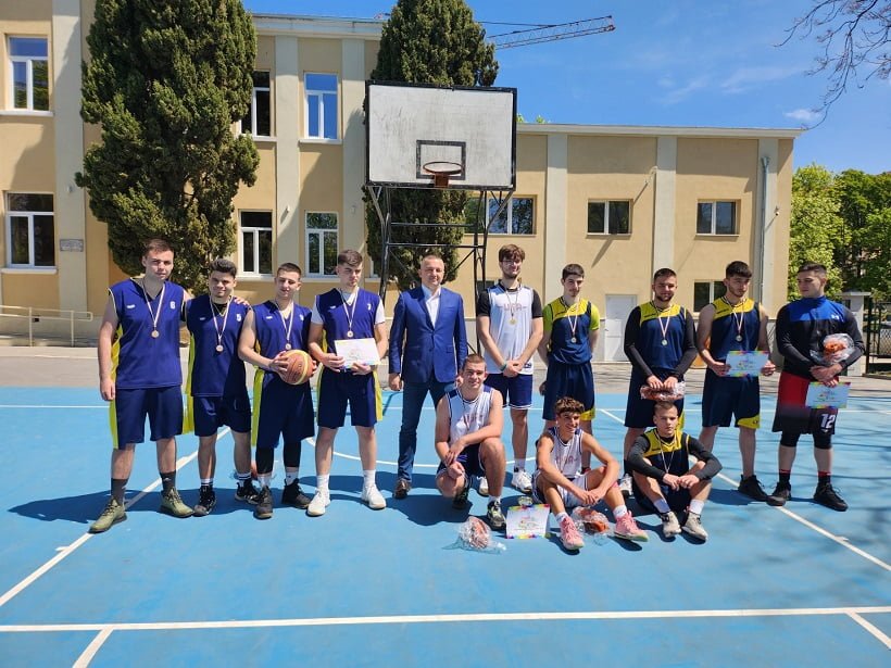 Кметът Иван Портних награди победителите в "Ученическа купа Варна"