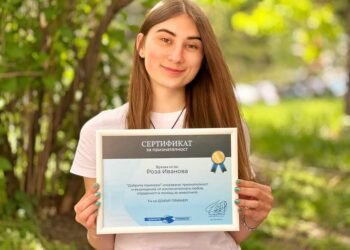 18-годишната Роза Иванова, която спаси 164 безпризорни кучета, получи сертификат от "Добрите примери"