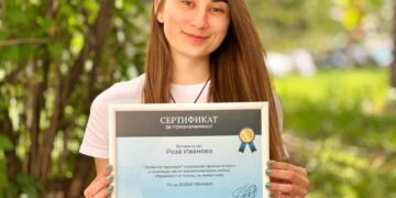 18-годишната Роза Иванова, която спаси 164 безпризорни кучета, получи сертификат от "Добрите примери"