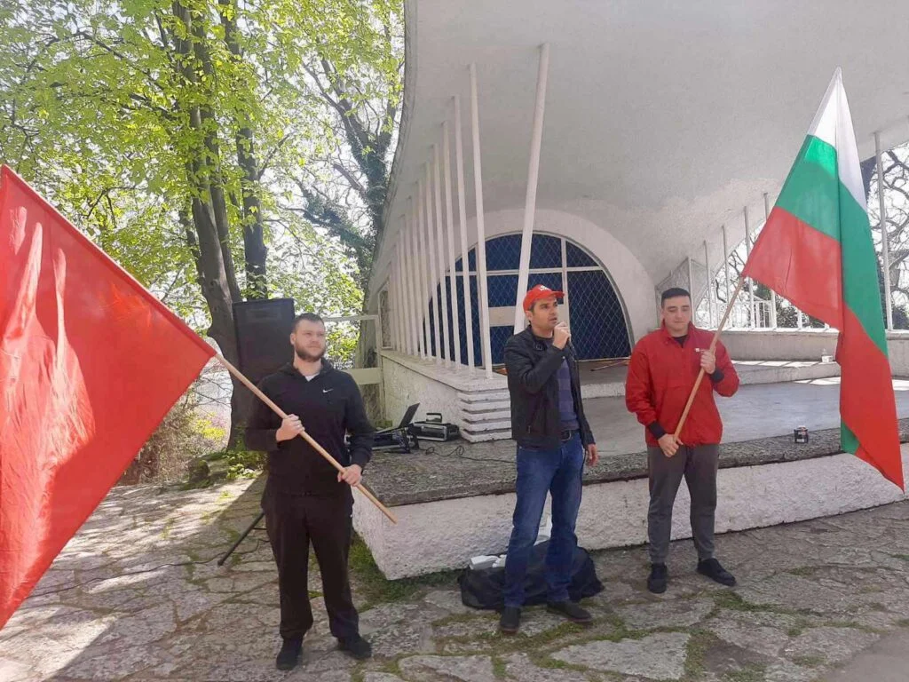 Членове и симпатизанти на БСП - Варна изчистиха и боядисаха сцена "Раковина"