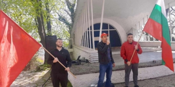 Членове и симпатизанти на БСП - Варна изчистиха и боядисаха сцена "Раковина"