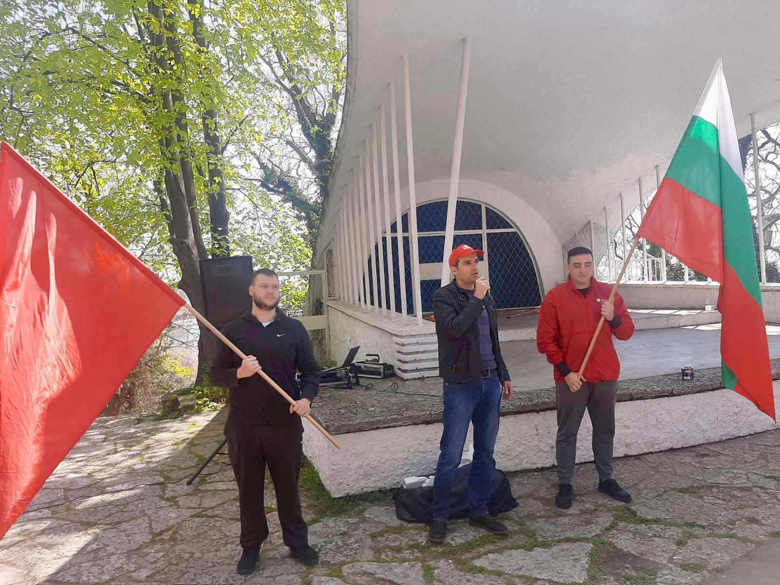 Членове и симпатизанти на БСП - Варна изчистиха и боядисаха сцена "Раковина"