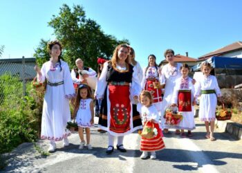 Момичета и жени сбраха билки за Еньовски венец в Звездица (ВИДЕО И СНИМКИ)
