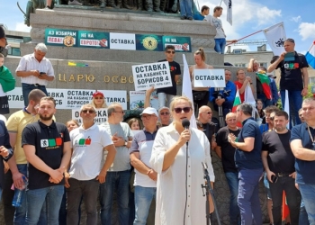 „ЛЕВИЦАТА!“ и „Възраждане“ излязоха на протест с настояване за незабавна оставка на правителството „Денков“