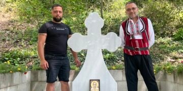 С гайди, песни и освещаване - откриха мраморния кръст в местността "Тракийска чешма" (ВИДЕО и СНИМКИ)