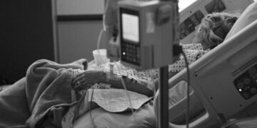 Детето, ударено от мълния в Бургас, е будно и контактно