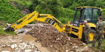 Четвърти ден военнослужещи от Сухопътните войски помагат за преодоляване на последствията от наводненията в Берковица