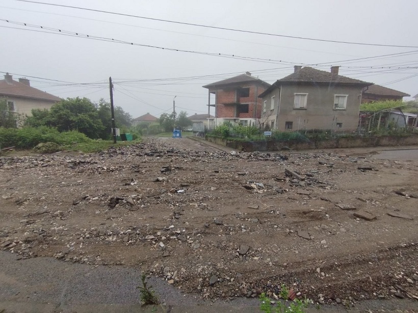35 души са евакуирани от село Клисурица поради опасност от преливане на местния микроязовир