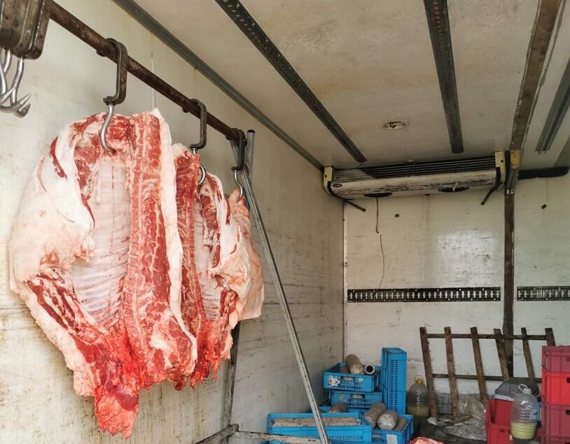 Полицията във Варна разби нелегален цех за преработка на месо край Аксаково (СНИМКИ)