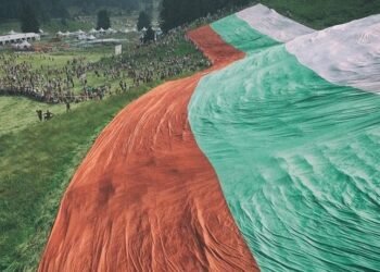 Голямото Роженско знаме се превърна в 11 100 национални флага в подкрепа на Пилон „Рожен“