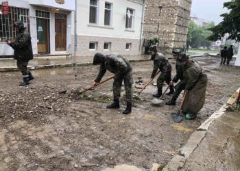 Военнослужещи от Сухопътните войски втори ден помагат за възстановяването на Берковица