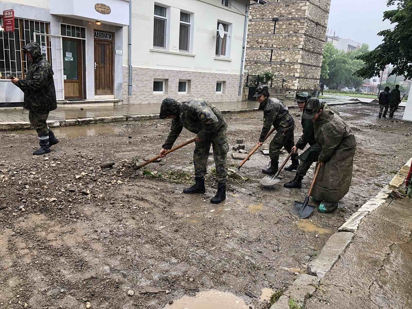 Военнослужещи от Сухопътните войски втори ден помагат за възстановяването на Берковица