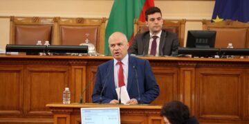 Георги Свиленски: Денков и Габриел да отидат при хората, да не стоят на топло