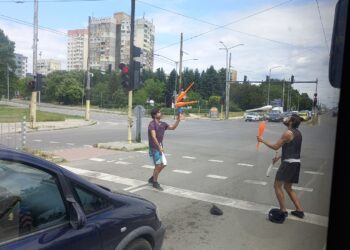 Улични артисти получиха бурни аплодисменти на варненско кръстовище (ВИДЕО)