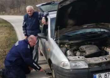 Полицаи с трогателен жест към възрастен шофьор, закъсал на пътя край Варна