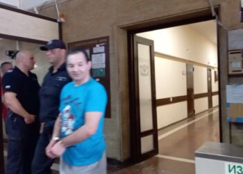 Доведоха с белезници в съда Митко, обвинен за жестокото убийство на Живко от Градинарово (ВИДЕО И СНИМКИ)