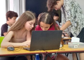 Забавно и емоционално деца демонстрираха наученото по време на безплатен курс по роботика във Варна (ВИДЕО И СНИМКИ)