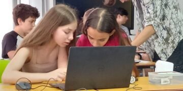 Забавно и емоционално деца демонстрираха наученото по време на безплатен курс по роботика във Варна (ВИДЕО И СНИМКИ)