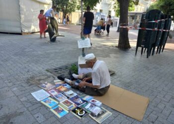 Мъж “откри” Алея на книгата с безплатна религиозна литература, почти невидим е сред огромните шатри