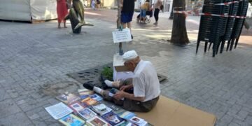 Мъж “откри” Алея на книгата с безплатна религиозна литература, почти невидим е сред огромните шатри