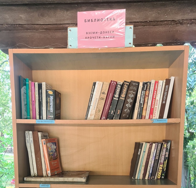 Окрадоха и скъсаха книгите от импровизираната библиотека във варненския зоокът