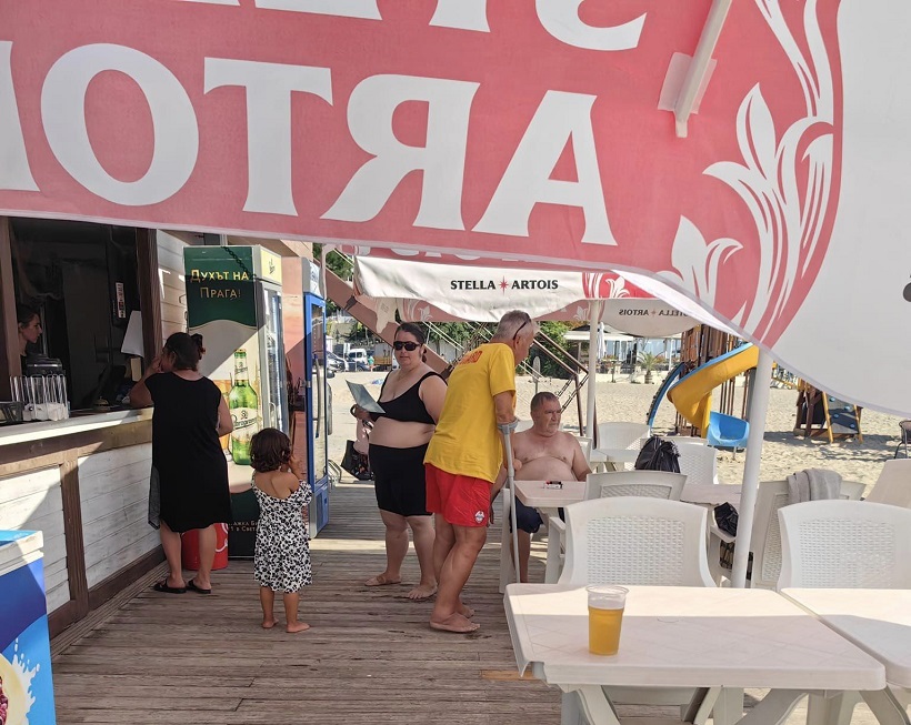 Варненка: Дано не ви е нужна помощ на Южния плаж във Варна! При спасител с патерица, който закусва с бира, сигурността ви е нулева!