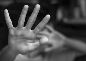 „Направо те убивам” и „Ще ти закача главата” написал задържаният на обезобразеното момиче преди нападението