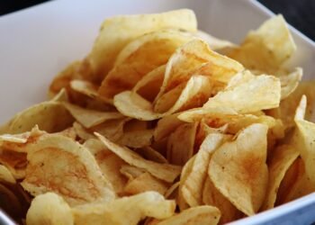 Момчета задигнаха 25 пакетчета чипс от селски магазин, не им се размина!