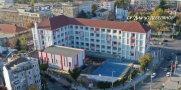 Нова фирма ремонтира покрива на училище “Димчо Дебелянов” във Варна, търсят парите по съдебен път от предходните изпълнители! (ВИДЕО)