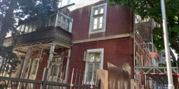 Грозна съборетина в центъра на Варна се разпада, съседи молят институциите за помощ!