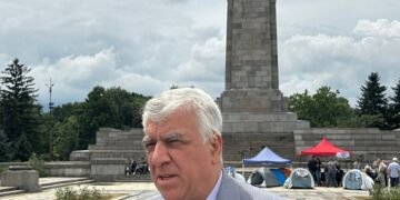 Проф. Румен Гечев: Опитват да бутнат паметник, донесъл свободата на Европа от фашизма