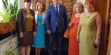 Гости на Международния образователен форум посетиха обновени детска градина и училище във Варна