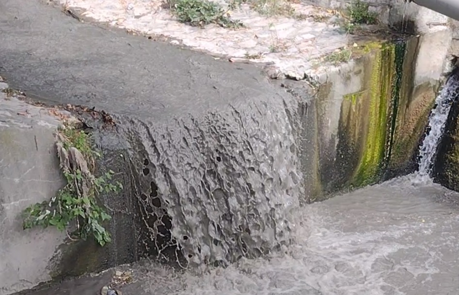 кална вода се изсипва в морето