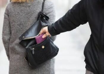 Нагла джебчийка от Аксаково задигна 3000 лв. от клиентка на търговски център във Варна