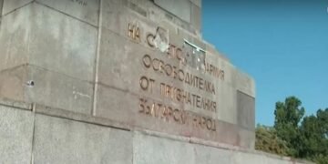 Подновява се демонтажът: Премахват плочите на Паметника на Съветската армия