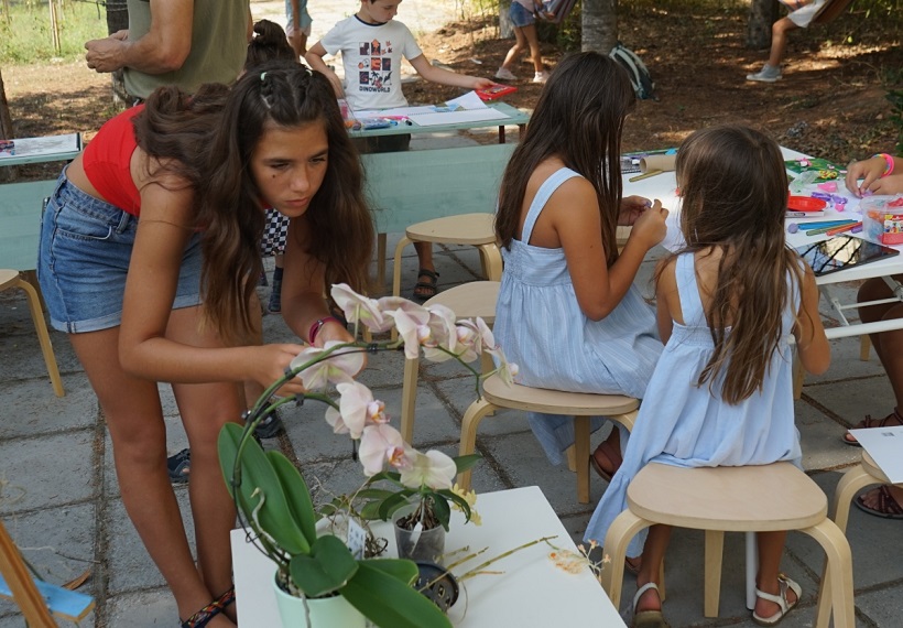 Деца рисуват фантастични и истински орхидеи с Орхидееното общество във Варна