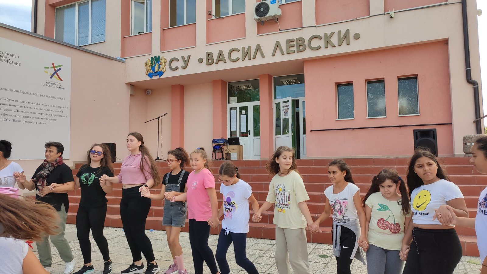 Конкурс с апел „Живей активно!“ срещна в баскетболна битка общинари и ученици в Девня