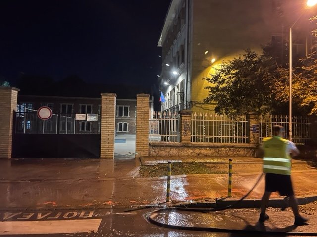 Мият по график зоните около училищата във Варна