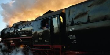 Пътуване във влак с парен локомотив между Горна Оряховица и Трявна за 115 години Независимост на България