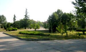 Паркът и площада в село Тополи ще носят имената на двама бележити българи