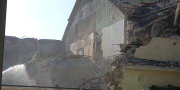 Още една стара сграда остава в историята заради новия “небостъргач” до Окръжна болница (ВИДЕО)